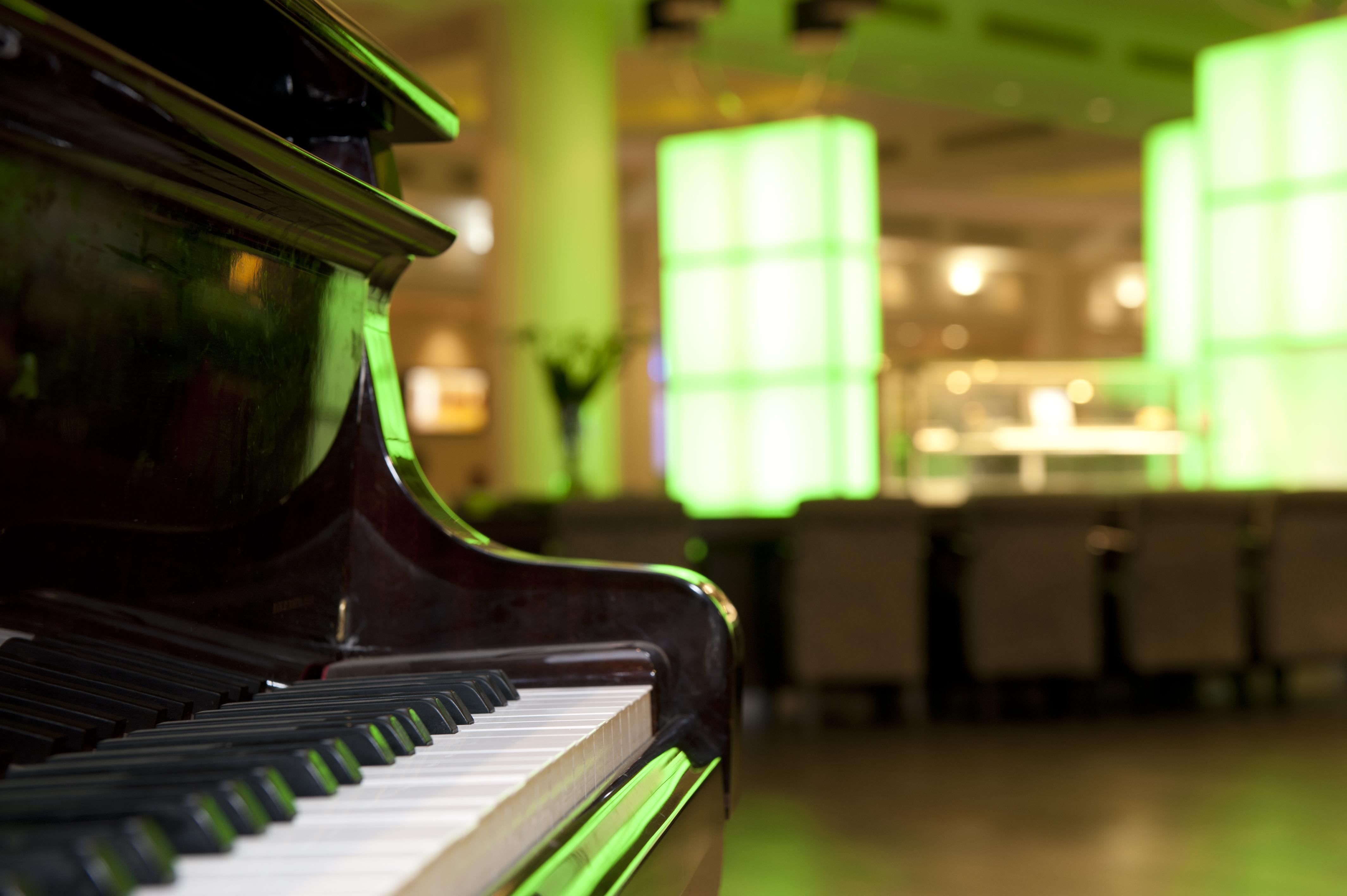U Magic Palace Ejlat Exteriér fotografie Piano at the Green Room